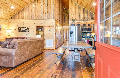 Murphy Cabin | Hot Tub + Fire Pit: Dog-Friendly Cabin in Murphy!