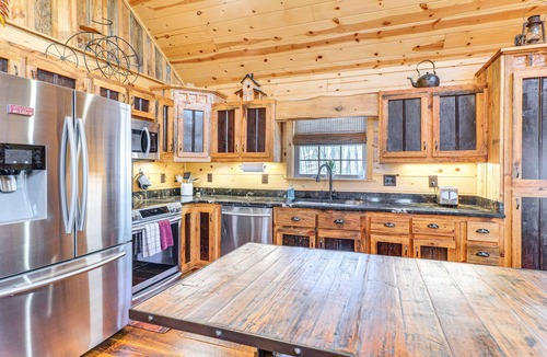 Murphy Cabin | Hot Tub + Fire Pit: Dog-Friendly Cabin in Murphy!