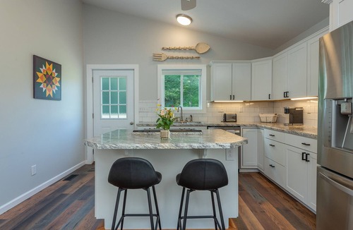 Burnsville Cottage | Hot Tub+Fire Pit, WiFi, Close to AVL+Burnsville! Perfect Location! Easy Access!