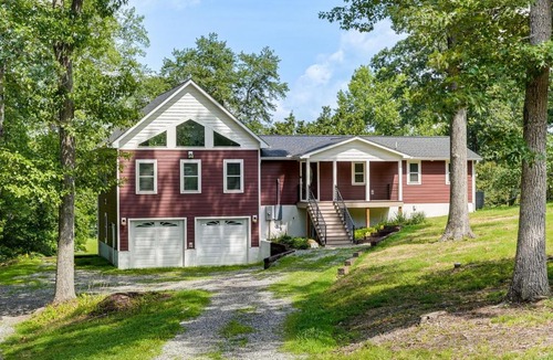 Louisa House | Hot Tub + Fire Pits: Waterfront Lake Anna Escape!