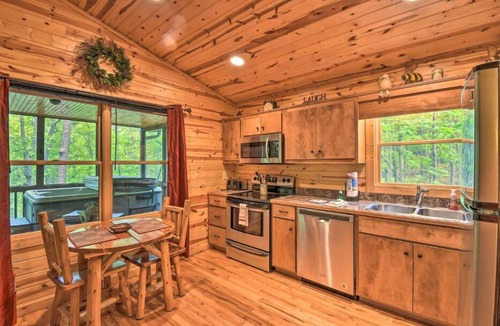 Helen Cabin | Hot Tub, Firepit, Minutes to Helen