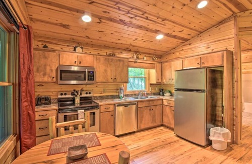 Helen Cabin | Hot Tub, Firepit, Minutes to Helen