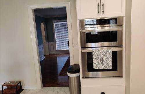 Easley House | Hot Tub, Firepit, & Sportsbar Garage @ The Living Easley Manor!