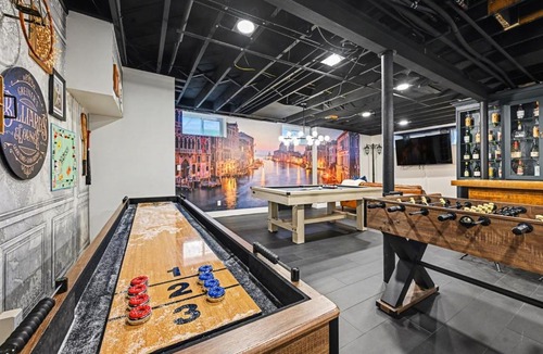 Burns Park House | Hot Tub Game Room Sauna Deck Fire Pit Walk to StadiumDowntownPark