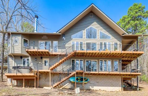 Fairfield Bay House | Hot Tub & Games Galore! Greers Ferry Lake Home