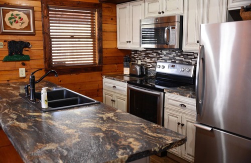 Sevierville Cabin | Hot Tub, Grill, Screened balcony, Fireplace - Log Cabin near Pigeon Forge