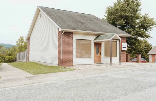 Holiday Island Cabin | Hot Tub, Indoor Jetted Tub, Lake View, & Kitchen