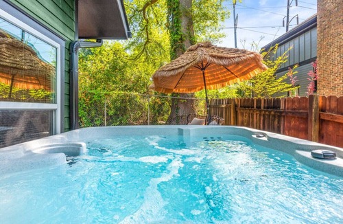 East Side House | Hot Tub | Pet Friendly | Outdoor Movie Theater