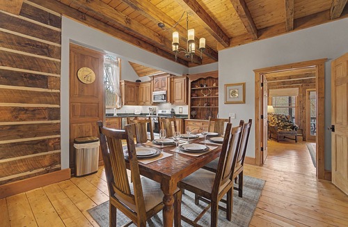 Franklin Cottage | Hot Tub, Pool Table! Luxury Log Cabin in Franklin