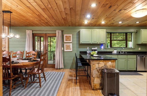 Sautee Nacoochee Cabin | Hot Tub · Private Sauna · Arcade. Luxury Cabin for 14. 10 Min to Helen, GA