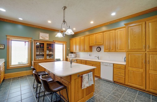 McArthur House | Hot Tub & Private Pond! Spacious McArthur Home