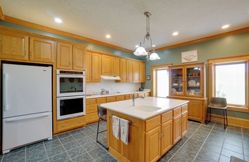 McArthur House | Hot Tub & Private Pond! Spacious McArthur Home