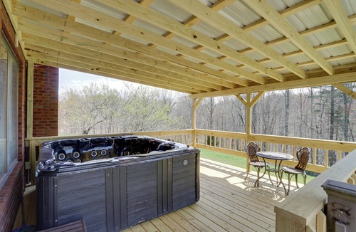 McArthur House | Hot Tub & Private Pond! Spacious McArthur Home