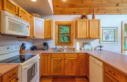 Burnsville Cabin | Hot Tub+River Views, Grill, Fireplace! Mtn Views, Private, 5 Min to Burnsville!