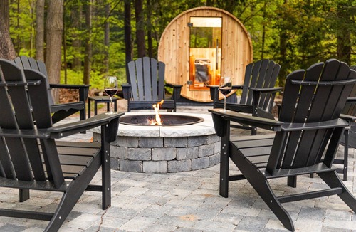 Covert House | Hot Tub | Sauna | Walk to Lake | Fire Pit | 10 min. South Haven | Accessible