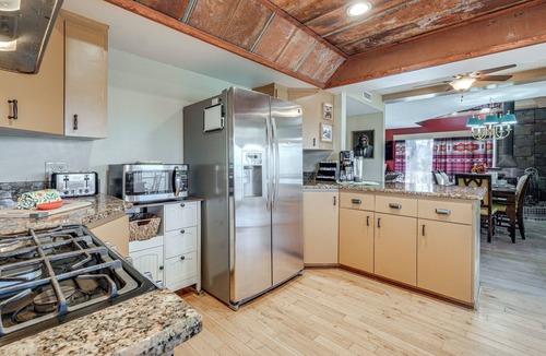 Blairsville Cabin | Hot Tub & Views! 'Squatch’s Place' in Blairsville