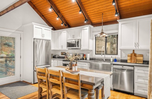 Wintergreen Cottage | Hot Tub! Walk 2 min to Ski or Hike, 2 Firepits! Pet Friendly! 5 Star Hosts!