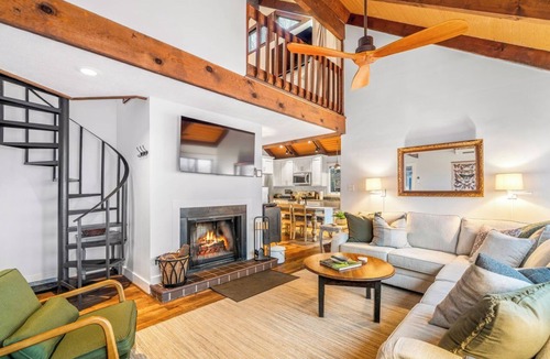 Wintergreen Cottage | Hot Tub! Walk 2 min to Ski or Hike, 2 Firepits! Pet Friendly! 5 Star Hosts!