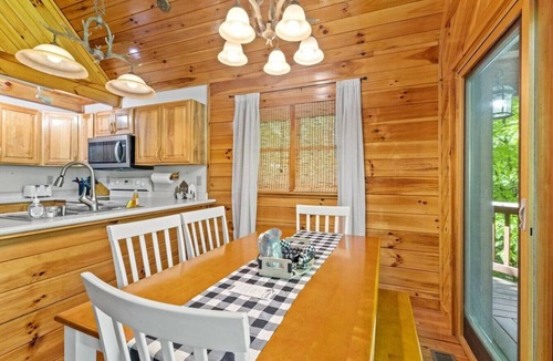 Stanton Ski Chalet | Hot Tub & Wifi - Birdsong - Red River Gorge, KY