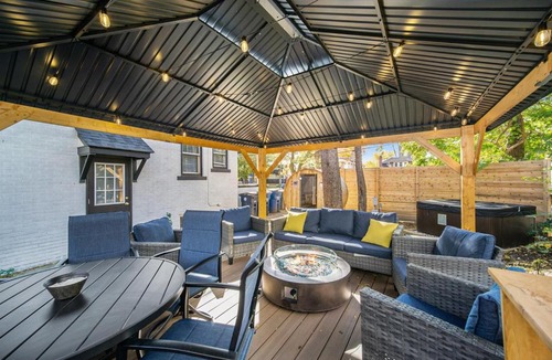 Burns Park Villa | Hot Tubs Game Room Saunas Theater Walk StadiumDowntownPark Decks
