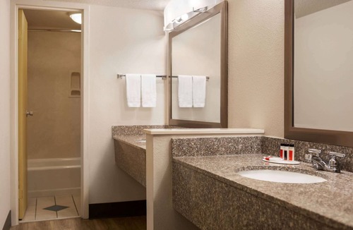 Downtown Chattanooga Hotel | Hotel Bo, a Days Inn by Wyndham Chattanooga Downtown