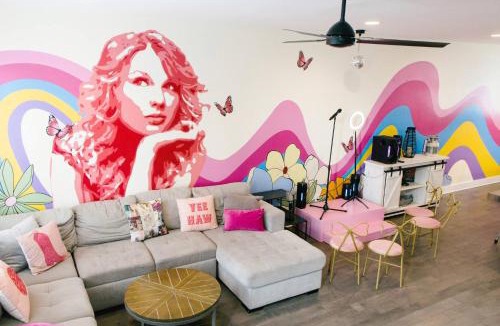 Katie Hill Neighborhood House | HotTub/Karaoke-10min to DT-9 beds-Swiftie's home