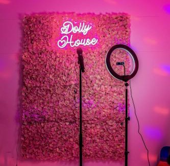 Katie Hill Neighborhood House | HotTub/Karaoke-10min to DT-9 beds-Swiftie's home