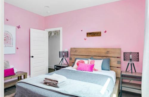 Katie Hill Neighborhood House | HotTub/Karaoke-10min to DT-9 beds-Swiftie's home