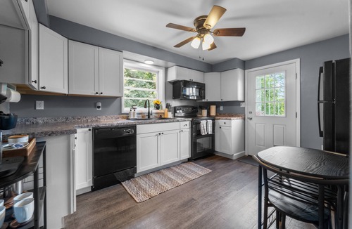 Linden House | Hottub + Pet friendly + Mountain view + Skyline Dr + Wineries