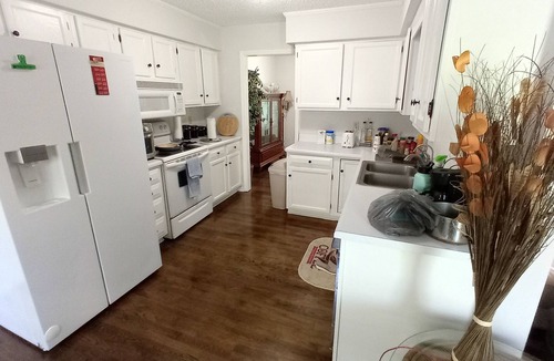 Bowling Green House | House on a quiet court, close to hospitals,restaurants and retail.