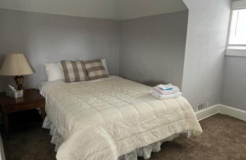 South Bend House | House w Separate 4 Private Bedrooms