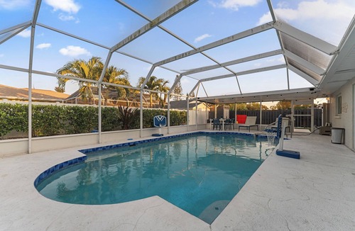 Whitfield House | Htd Pool + Backyard Games, Sleeps 12, Near Lido & Siesta