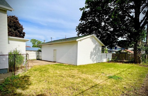 Mishawaka House | Huge 2700 square foot-4 Bedroom Home with Free parking