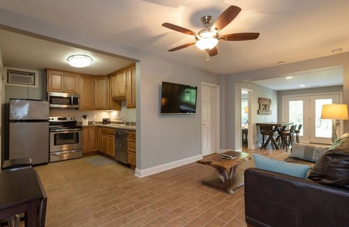 Asheville Villa | Huge 5br + gourmet kitchen, hot tub, fire pit 15min to DT, 3mi to BRP