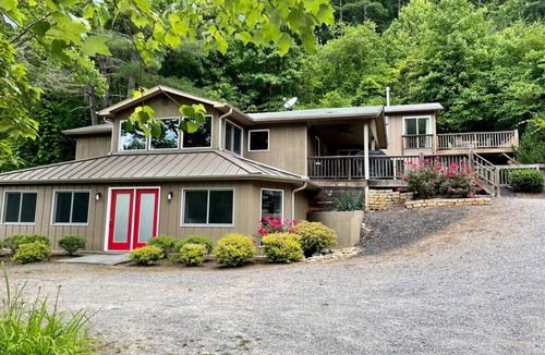 Asheville Villa | Huge 5br + gourmet kitchen, hot tub, fire pit 15min to DT, 3mi to BRP
