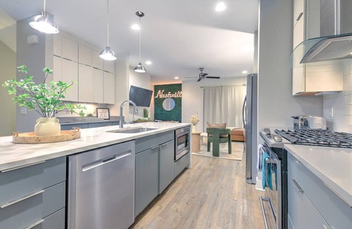 Nashville House | Huge Luxury Downtown Home 2 Rooftop Decks 12 Beds