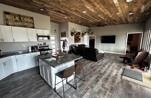 Loogootee Cabin | Hunter's Heaven overlooking private lake!