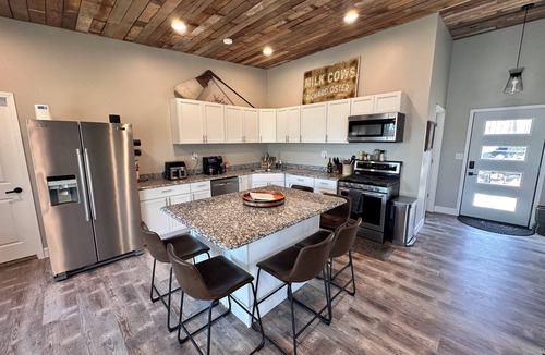 Loogootee Cabin | Hunter's Heaven overlooking private lake!
