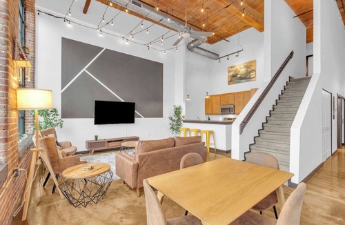 Arcadia Apartment | Ideal for long stays w/2 king beds, gym & pool