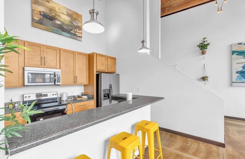 Arcadia Apartment | Ideal for long stays w/2 king beds, gym & pool