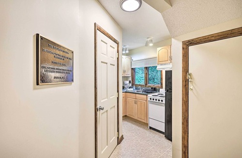 Roan Mountain Cabin | Ideal for Nature Lovers! Roan Mtn Cabin w/Balcony