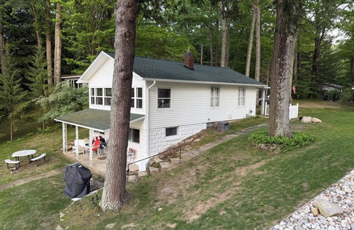 Fountain Cottage | Idyllic 3-Bedroom Lake Front Cottage on Ford Lake