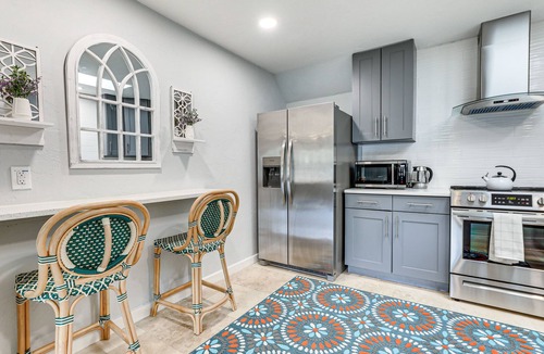 Downtown House | Idyllic Sarasota Home w/Yard: 2 Mi to Beach!