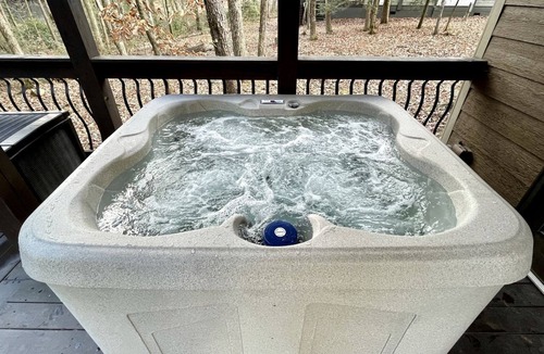 Monteagle Cabin | Impressive Cabin with Hot-tub and Close to Great Hiking Trails in Monteagle, Tennessee
