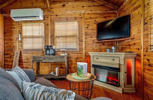 Valley Head Cabin | Impressive Wooden Rustic Cabin with Fireplace in Mentone, Alabama