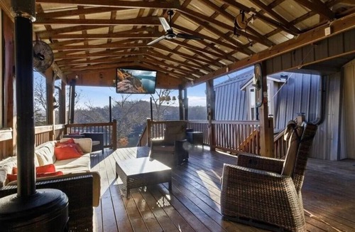 Edwards House | Incredible View, Spacious 3-bedroom house, with large deck in peaceful cove 60mm