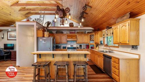 Miami House | Incredible Wooden Cabin with Fire Pit in Miami, Oklahoma