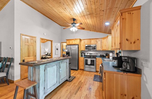 Piney Creek Cabin | Indian Cave | Hot Tub Retreat with River Access | Close to Grayson Highlands