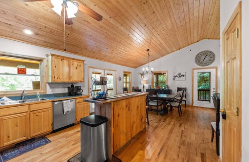 Piney Creek Cabin | Indian Cave | Hot Tub Retreat with River Access | Close to Grayson Highlands