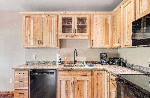 Conover House | Inviting Dog-Friendly Cabin with Hot Tub & AC